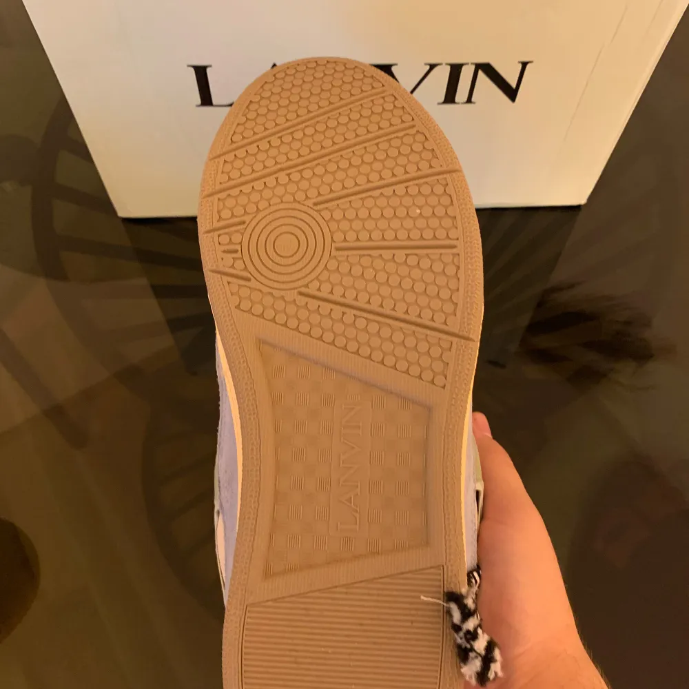 Hej Säljer ett par helt nya Lanvin Curb sneakers i storlek 45. Skorna har aldrig använts och är i nyskick med originalförpackning och dustbags. . Skor.