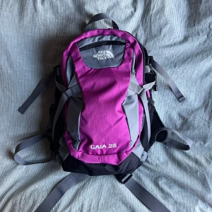 Ryggsäck The North Face - I jättefint skick! Har ett stort, mellan och litet fack + hållare för ex. Vattenflaska 💕🫧