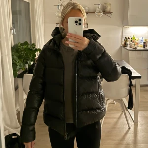 Colmar Jacka - Säljer min fina Colmar vinterjacka💞Jackan köptes oktober 2023. Jackan är i ett bra skick!! Perfekt jacka till vintern  Storlek: 42 (Motsvarar 36) Nypris: 5500kr Priset kan såklart diskuteras🤩