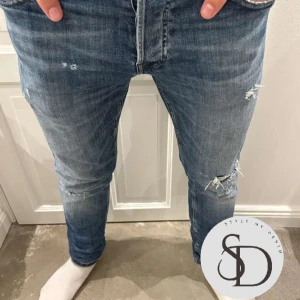 J&J jeans  - Jack and Jones slim fit jeans, storlek 32-32. Väldigt snygga och unika slitningar. Pris 399kr🔥🔥