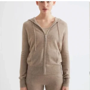 Soft goat kofta - Säljer denna skit snygga kofta då den ej kommer till användning!💘 perfekt nu till hösten och är i väldigt fint skick! Alla bilder är lånade så om ni vill ha egna får ni komma privat. Den är i storlek S men passar Xs också 