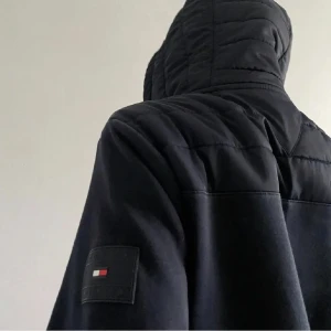 Tommy hilfigger cardigan - Säljer nu min snygga Tommy hilfigger cardigan. Skick 8,5/10. Jag är 181 och den sitter lite för liten på mig. Storlek s. Nypris 1700