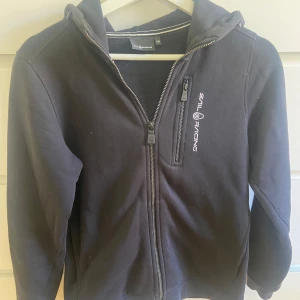 Sail racing tröja - En sail racing tröja i storlek 150. Använd fåtal gånger så är i nyskick. Säljer pga den inte kommer till användning🥰