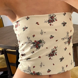 Lis bonne atelier topp - Topp med jordgubbsmönster från lis bonne atelier. Använt 1 gång i nyskick strl XXS