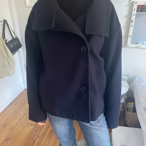 Snygg kappa från Gina Tricot!! - En jätte fin kappa från Gina trocot, som är helt slutsåld och inte säljs längre. Perfekt nu till hösten och knappats andvänd!!❤️(tryck inte på köp nu) Nypris runt 600kr! 