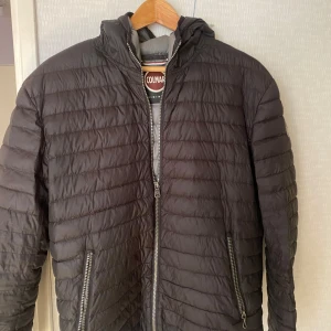 Colmar Jacka  - Säljer min fina colmar jscka väl använd men fortfarande i fint skick storlek m  Köpt ny för 2500    