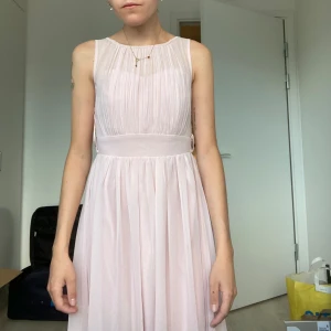 fest klänning  - jättefin ljusrosa klänning, använt den bara en gång. Passar super till finare tillfällen ☺️