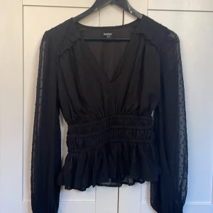 Jätte fin bluss - Jätte fin bluss ifrån boohoo de står att den e storlek 40 men passar mig som har xs!!💕pris 300 men kan diskuteras!!❤️