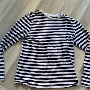 Randig tröja  - En tröja jag köpt secondhand för ett tag sedan, jag har bara använt den en gång tidigare men den faller mig inte riktigt i smaken längre. Tröjan är inte trasig någonstans utom på lappen där bak, men det går att klippa bort😌