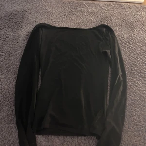 Svart långärmad topp - Säljer en stilren svart långärmad topp. Perfekt för både vardag och fest. Toppen är ”backless”  och är gjord i ett mjukt material. Storlek xs/xxs från Ginatricot💕 