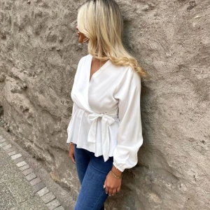 Jättefin knytblus - Helt oanvänd knytblus ifrån missay! Storlek M men skulle passa någon som har s-m🥰