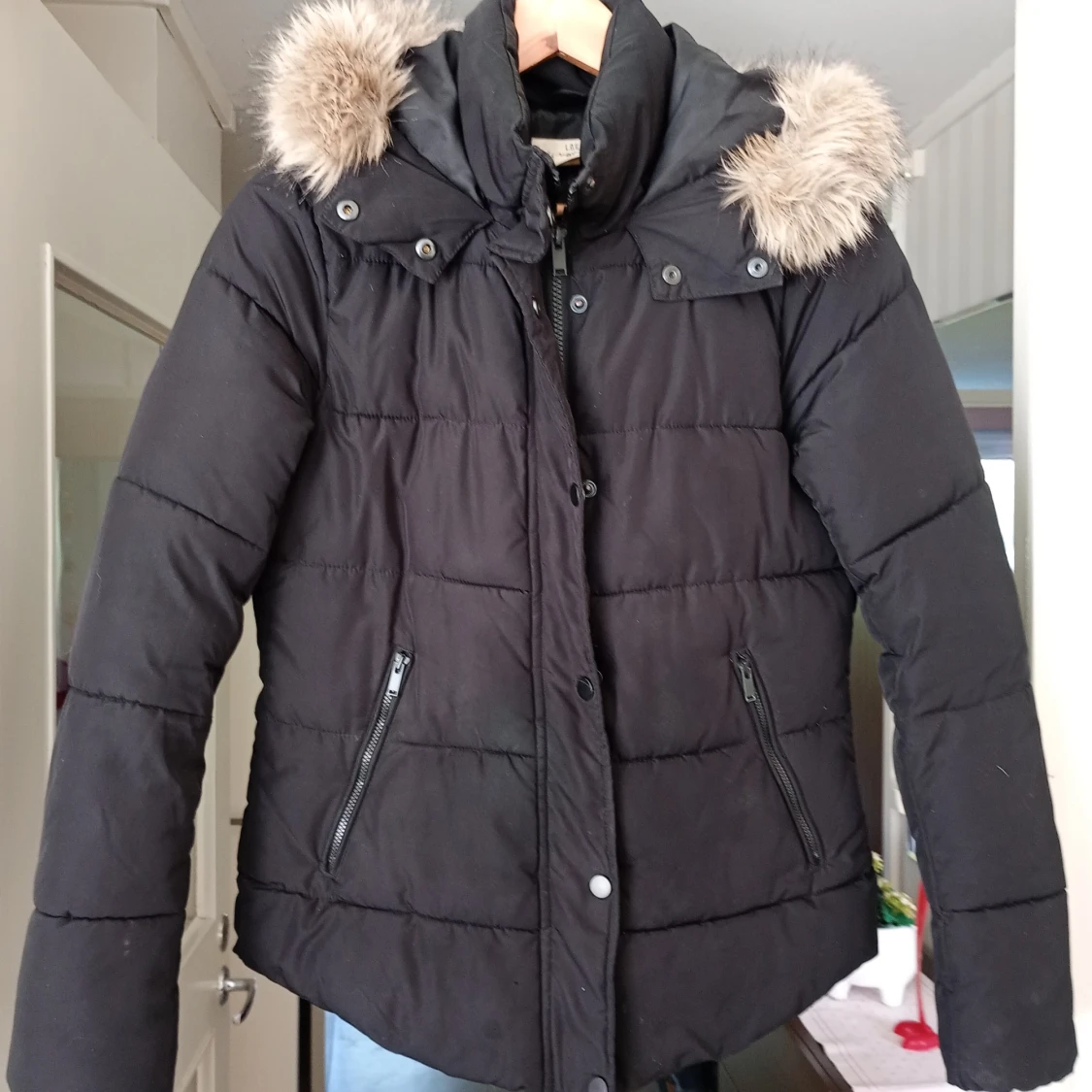 Svart jacka med luva stl 38 - 90