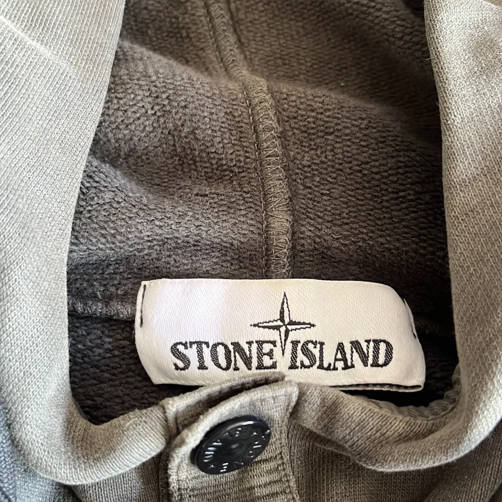 Säljer min Stone island hoodie för ej används. Sitter bra på s/m. Pris kan diskuteras. . Hoodies.