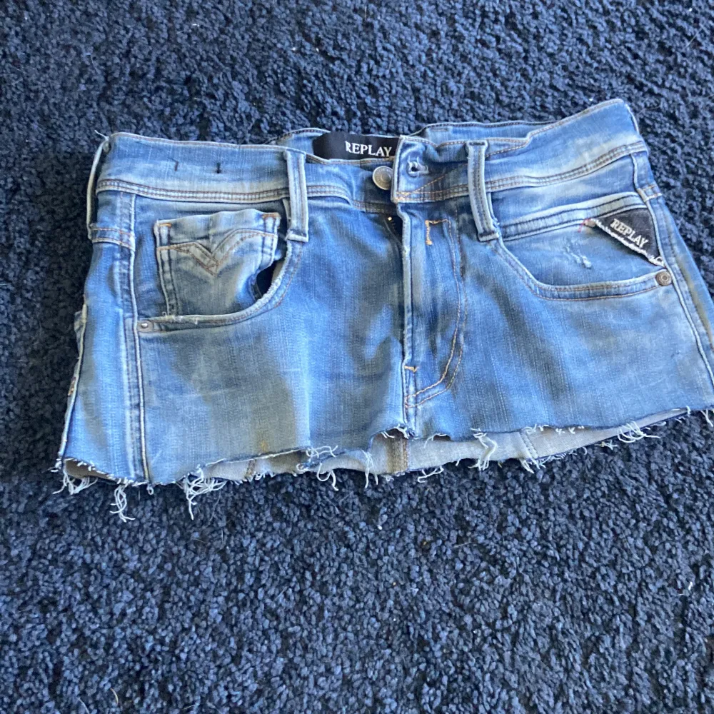 Kort  fransig blå Jeans-kjol helt modern från Replay, perfekt med bra kvalitet.. Kjolar.