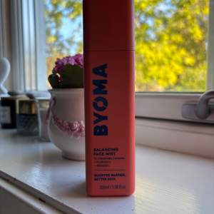  en Byoma Balancing Face Mist som är perfekt för att boosta din hudbarriär. Den innehåller Tri-Ceramide Complex, allantoin och probiotiskt ferment för att återfukta och lugna huden. Perfekt för en mjuk och fräsch finish. Flaskan är 100 ml Oanvänd!