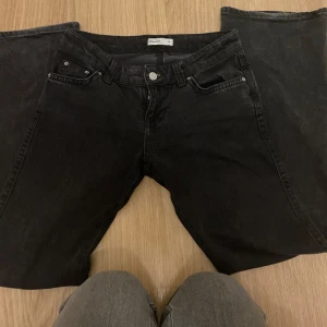 Svarta jeans från Perfect Jeans - Säljer ett par svarta jeans från Perfect Jeans i storlek 34. De har en klassisk femficksdesign med knappar på bakfickorna. Jeansen är lågmidjade samt flerd❤️
