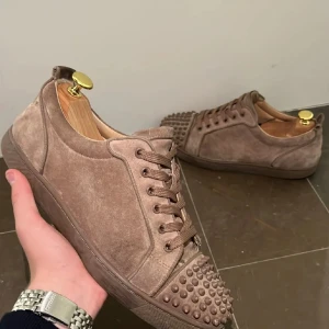 Christian Louboutin  - Christian Louboutin | storlek 42 | nypris 900€ mitt pris 3299 | bra skick | hör av er vid frågor och funderingar!💫