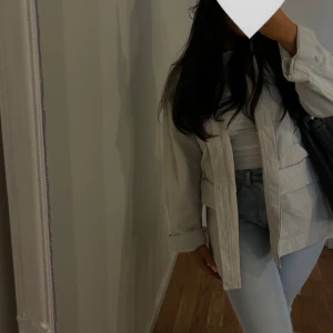 Jeansjacka  - Jeansjacka från ginatricot  I storlek XS men passar S  Använd 1-2 gånger  Finns skärp till jackan också 