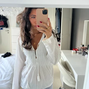 Vit blus - Vit blus med fina detaljer❣️