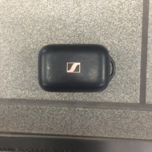 Sennheiser In ear -Sport buds - Använd i 6 månader. Funkar felfri :)  Ganska nöjd med dem men nu har uppdaterad till de nyaste sennheiser (bästa märke imo) Priset kan justeras vid snabbt affär