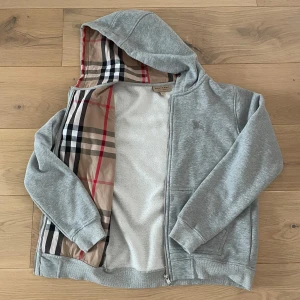 Burberry hoodie  - Tja, säljer en Burberry hoodie i storlek S för att den inte passa längre. Pris är ej hugget i sten och om du har några funderingar eller frågor är det bara att höra av sig MVH Levi!