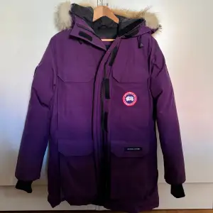 Säljer denna super snygga lila canada goose vinterjackan! 💜Den är äkta, i storlek S men skulle säga att den passar både S-M den är som ny och använd max 2-3 gånger. 