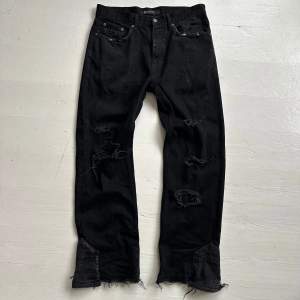 svarta flared jeans. skön distressing osv. jag är 183, sitter mig galant. kom privat vid frågor eller mått