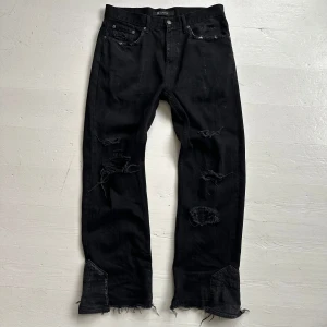 custom flared svarta jeans - svarta flared jeans. skön distressing osv. jag är 183, sitter mig galant. kom privat vid frågor eller mått
