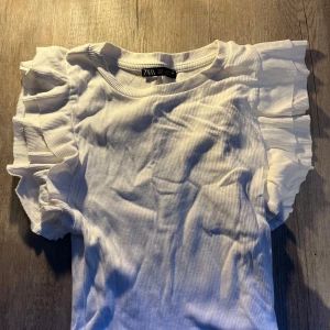 Trendig topp från Zara  - Vit volang topp från zara. Storlek S men passar även till XS. 💗