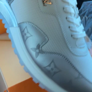 Run away sneakers  - Helt maxade sneakers använt dom få ggr? Har kort kvitto o så på dom, helt fräscha fortfarande, men använda mkt sällan då tillfälle ges aldrig, skickas med instruktioner och informationer. 