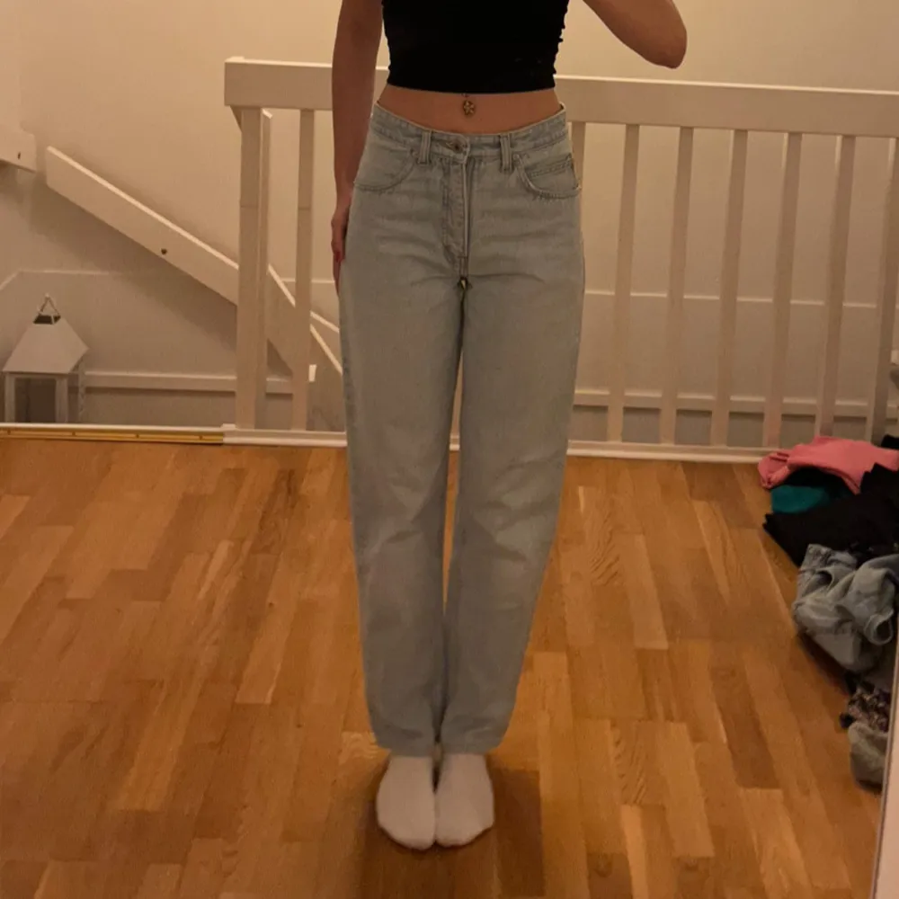 Highwaist jeans i ljus denim Storlek 29-32 Dragkedjan åker ner så jag har satt fast en liten hårsnodd som lösning. Se sista bild för hur jag menar💗. Jeans & Byxor.