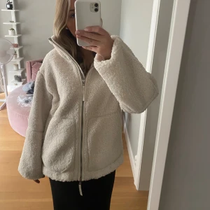 Teddyjacka  - Den populära vita Teddyjackan från hm. Helt ny med prislappen kvar, slutsåld på hemsidan