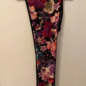 Fler färgade byxor - Inte jätte ny men bra kvalité och är bra för fester.