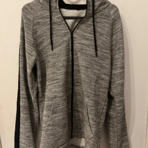 Grå tyg jacka. - Den är ungefär helt ny men blev liten.