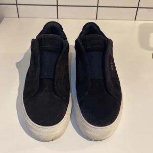 Axel Arigato skor  - Väldigt fina Axel Arigato skor som är använda ett fåtal gånger. Lite av guldtexten på höger skon har tappat färgen. Säljer pågrund av för liten storlek 💕