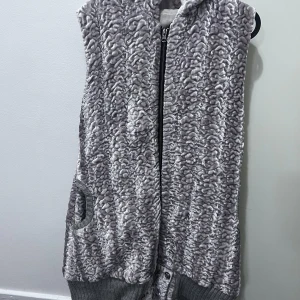 Grå pälsväst med huva - En supermjuk och fluffig grå pälsväst med huva. Västen har en dragkedja framtill och ribbade muddar i nederkant. ❤️⛈️