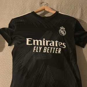 Real Madrid  - Real Madrid t-skirt i storlek M. Inga fläckar eller skador på t-skirten. Använd ett par gånger.