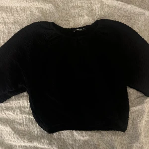 Blusar - Jag säljer en jättefin blus med lite puffar på som är helt ny💕Skriv om du har frågor