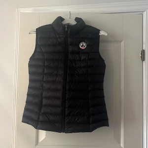 Jott väst - Jag säljer min fina jott väst i väldigt bra skick💕hör av er för fler bilder, pris kan diskuteras 