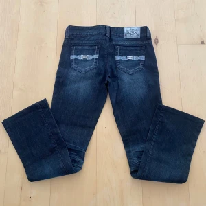 Guess lågmidjade jeans - Tar inte emot priserbjudanden på dessa‼️‼️ Svart/lite gråa guess jeans som är lågmidjade med coola detaljer på fickorna☺️ Storlek W27 men midjemått: 39, innerbenslängd ca 75 och ytterbenslängd ca 98 (se sista bild) Köp via plick!💕