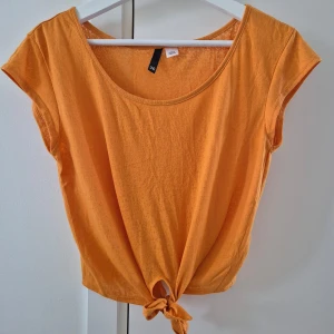 Topp/Tshirt HM - Topp/tshirt från HM som kryts framtill. Mönstrad tyg. Lös modell. Tunn och mjuk material. Använd fåtal gånger. Storlek 36. 70% polyester, 30% viskos. 