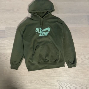 Travis Scott ”HIGHEST” hoodie - Bra skick, otroligt snygg hoodie.  