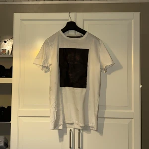 Limitato T-Shirt - Säljer en vit limitato T-shirt i ett väldigt bra skick, motivet på tröjan är en döskalle, tröjan är bökigt exklusiv och är perfekt för dig som vill sticka ut med en stilren och elegant T-shirt! Ny pris ligger på 2000kr hör av er vid intresse! 