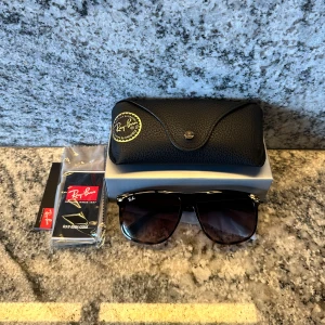 Rayban Boyfriend  - Nu finns ett par populära Rayban boyfriend inne i nyskick utan några repor eller andra defekter! Nypriset på dessa ligger på 1399kr, mitt pris 799kr. Allt gott!😄