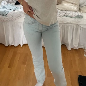 Lågmidjade jeans  - Säljer dessa jättefina låga jeans från Levi’s då de inte kommer till användning längre, de är i princip i nyskick🤍