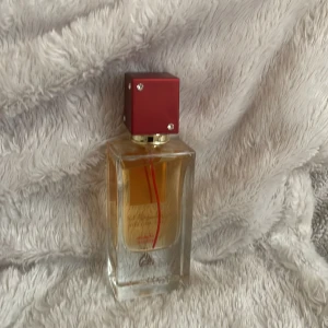 En fin höst parfym. - Dessa är noterna:Toppnoter Bergamott, Kumquat, Nashi päron Mellannoter Geranium, Koriander, kardemumma Basnoterna ambra, mocka, Tahitisk vetiver  Har inte använt den alls, kostar 180kr men säljer för 125kr