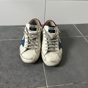 GOLDEN GOOSE - Tjena, säljer mina golden goose i storlek 42, skorna ska se slitna ut. Säljer pågrund av att dom inte kommer till andvändning