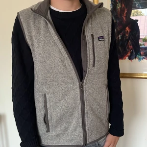 Patagonia väst  - |Patagonia väst| Fint skick 9/10 utifrån att lappen i nacken är klippt pga skav| perfekt nu till hösten och under varmare vinter dagar| sparsamt använd och inga defekter| hör av dig vid funderingar| pris kan diskuteras vid snabb affär| Mvh Malte!