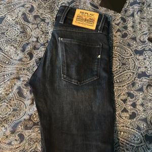 Replay  -  Säljer ett par Replay jeans som är ny för små För mig och passa för dig som är en och 170 cm lång skick på den är tio av tio. Inga skador eller fel på det skriv för mer information.