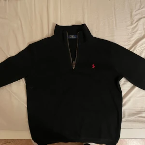 Polo Ralph SweatShirt  - Säljer min SweatShirt pga att den ät för liten just nu.  Size S.   Inga fel på dragskjdian Inga fast smuts eller sånt. Haft på mig knappast 3 gånger. Priset kan sänkas vid en väldig snabbt affär.